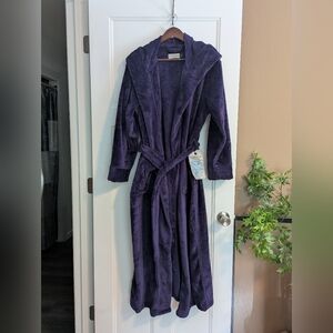 Luxurious Purple Women's Robe. Hooded. Two Front Pockets. Size Large.